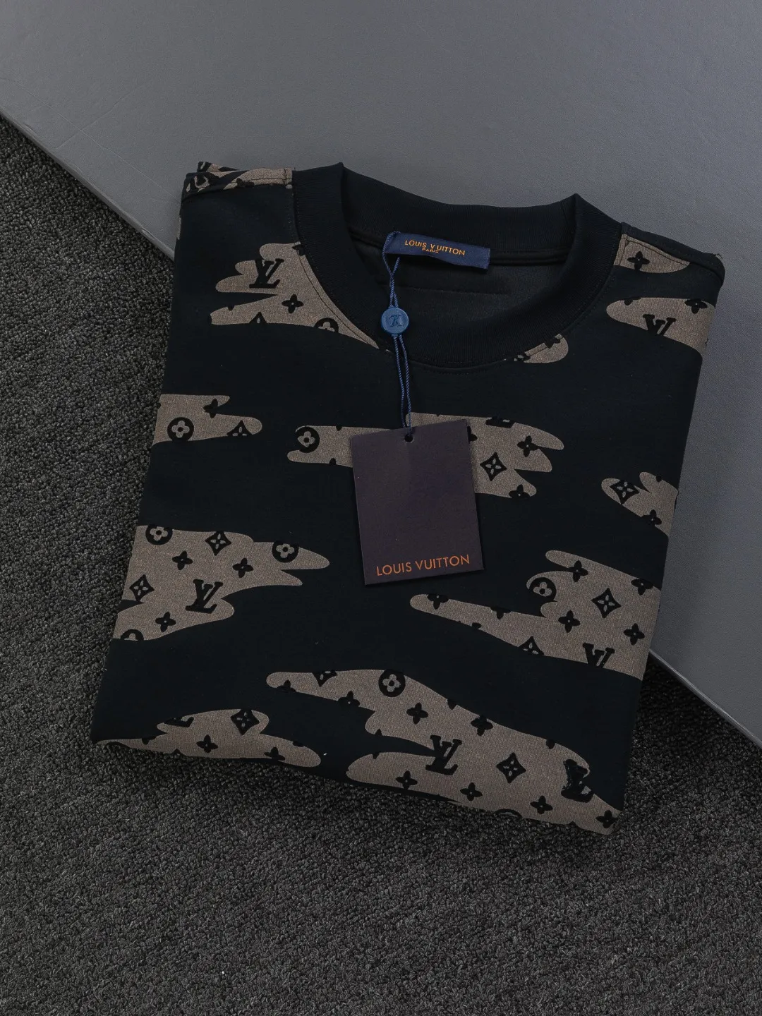 🅿️210 Louis Vuitton 1V LV micro-wide version S-XL LV 26ss new product counters are on the shelves at the same time. Multiple craftsmanship, composite fabrics, all-over cutting🔥Fire flower clouds☁️letter logo🪡 embroidery, round neck short-sleeved T-shirt, same style for men and women! Consigned to one-to-one creation. Synchronized with the official website, pure cotton fabrics at the counter! It is close to the skin and comfortable, durable and easy to wear. It has a classic and simple logo design and meticulous original craftsmanship. Short-sleeves, a must-have item for men, do not appear to be the same for the general public, but must be unique and eye-catching. This LV short-sleeve is all about quality, comfort, the same shape and fashion as always, including fabrics and cutting techniques. All of them have been made with great effort! 320 grams of washed pure cotton fabric, pure cotton is breathable, very refreshing and comfortable for daily wear. The rib knitting on the neckline is smooth and tight, and the neckline will not be skewed if you toss it at will. The loose version, you will find that it looks really good on the upper body. The overall is minimalist and neat, super versatile for daily use! Pair it casually with a pair of pants for a youthful look. A T-shirt will make your outfit crazy. It is a fashionable item that can never go wrong! Color: Black White Gray Purple Size: S-XL Size chart: S: Shoulder width 50-Bust 56-Length 70 M: Shoulder width 52-Bust 57-Length 72 L: Shoulder width 54-Bust 59-Length 74 XL: Shoulder width 56-Bust 62-Length 76